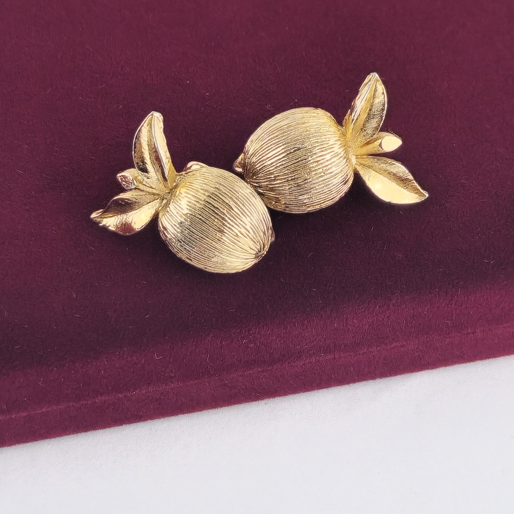 Vintage‎ Sarah Coventry Gold Tone Apple Clip On Earrings Signed Ribbed Fruit